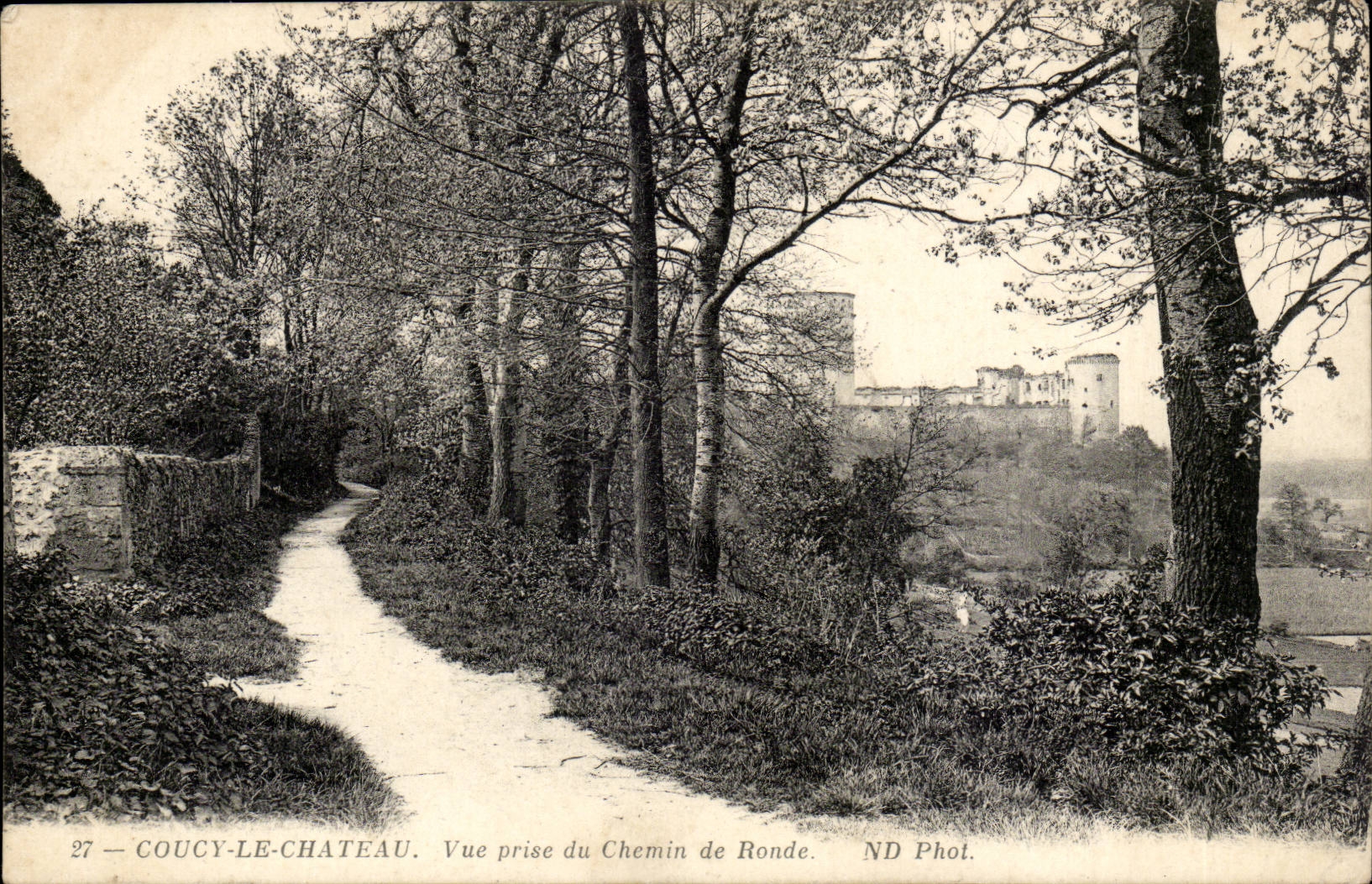 CPA Coucy le Chateau Vue prise du chemin de ronde