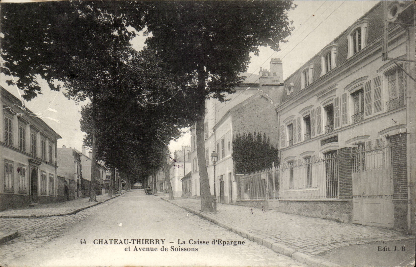 CPA Chateau Thierry La caisse d'epargne et avenue de Soissons
