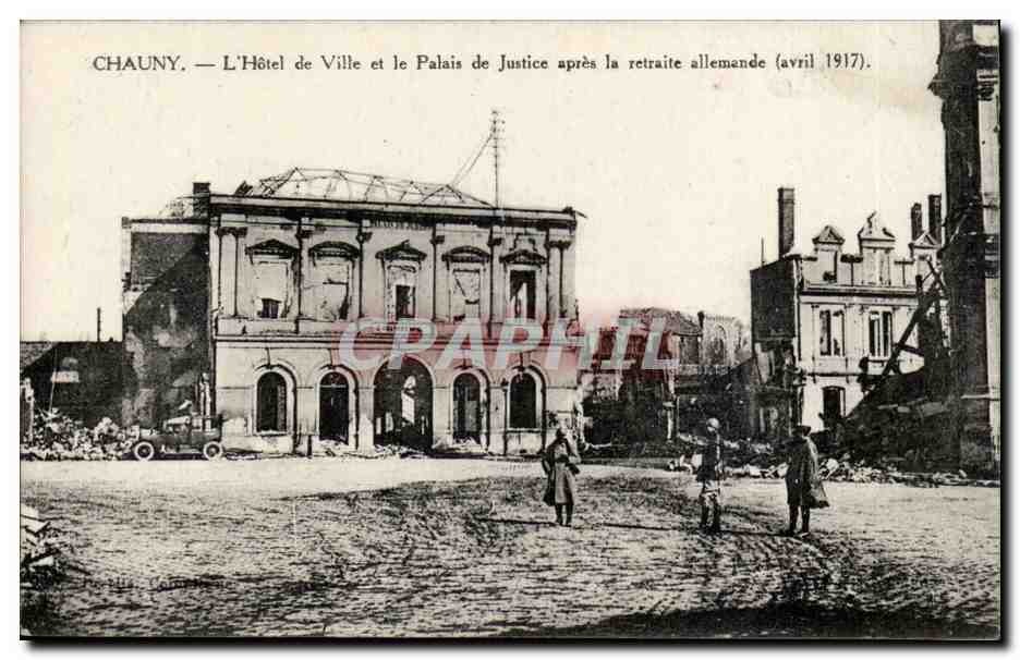 Chauny — L'Hôtel de Ville et le Palais de Justice après la retraite allemande (avril 1917).