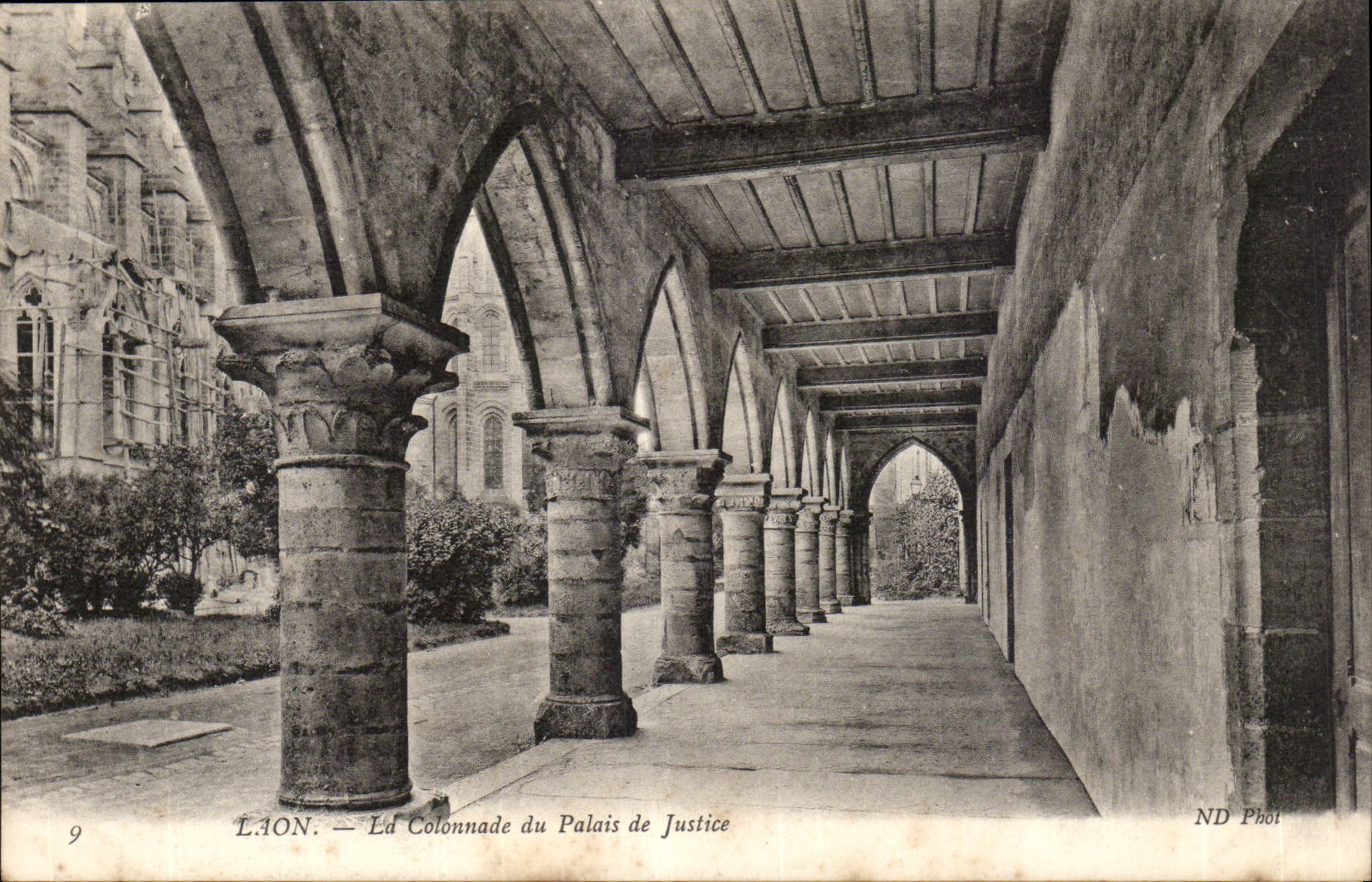 CPA Laon La colonnade du palais de justice