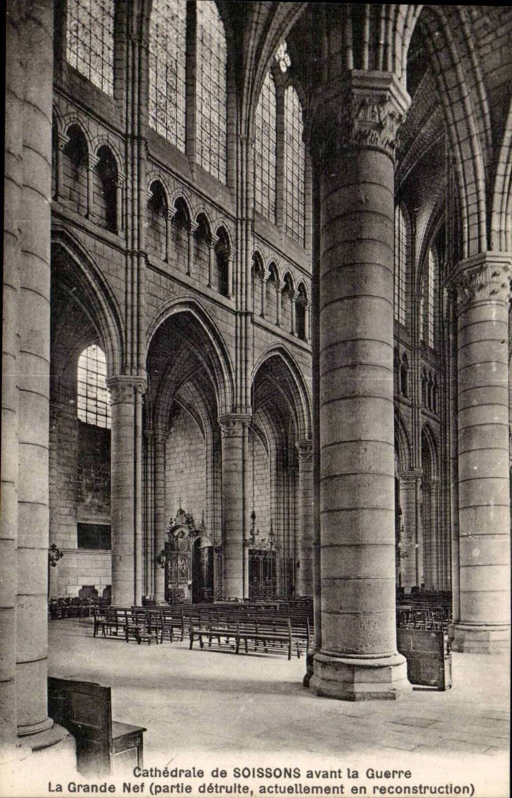 Cathédrale de Soissons — La Grande Nef (partie détruite, actuellement en reconstruction) — Éd. B. Nougaredé et H. Lassat à Soissons