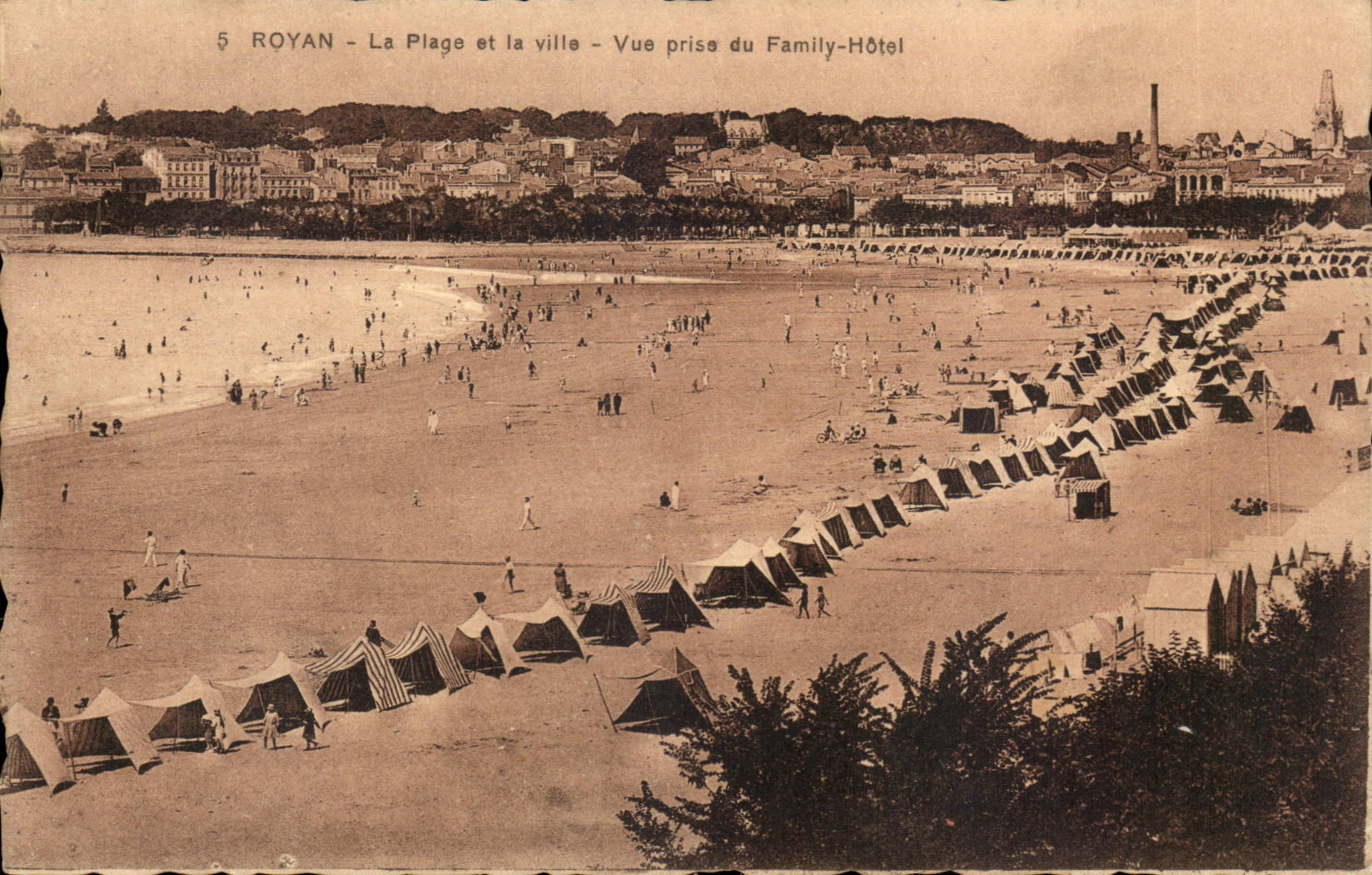 Royan CPA La plage et la ville Vue prise du Family Hotel