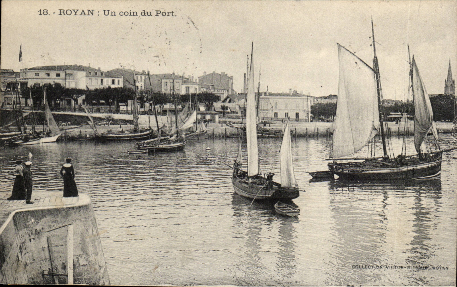Royan CPA Un coin du port (bateaux)