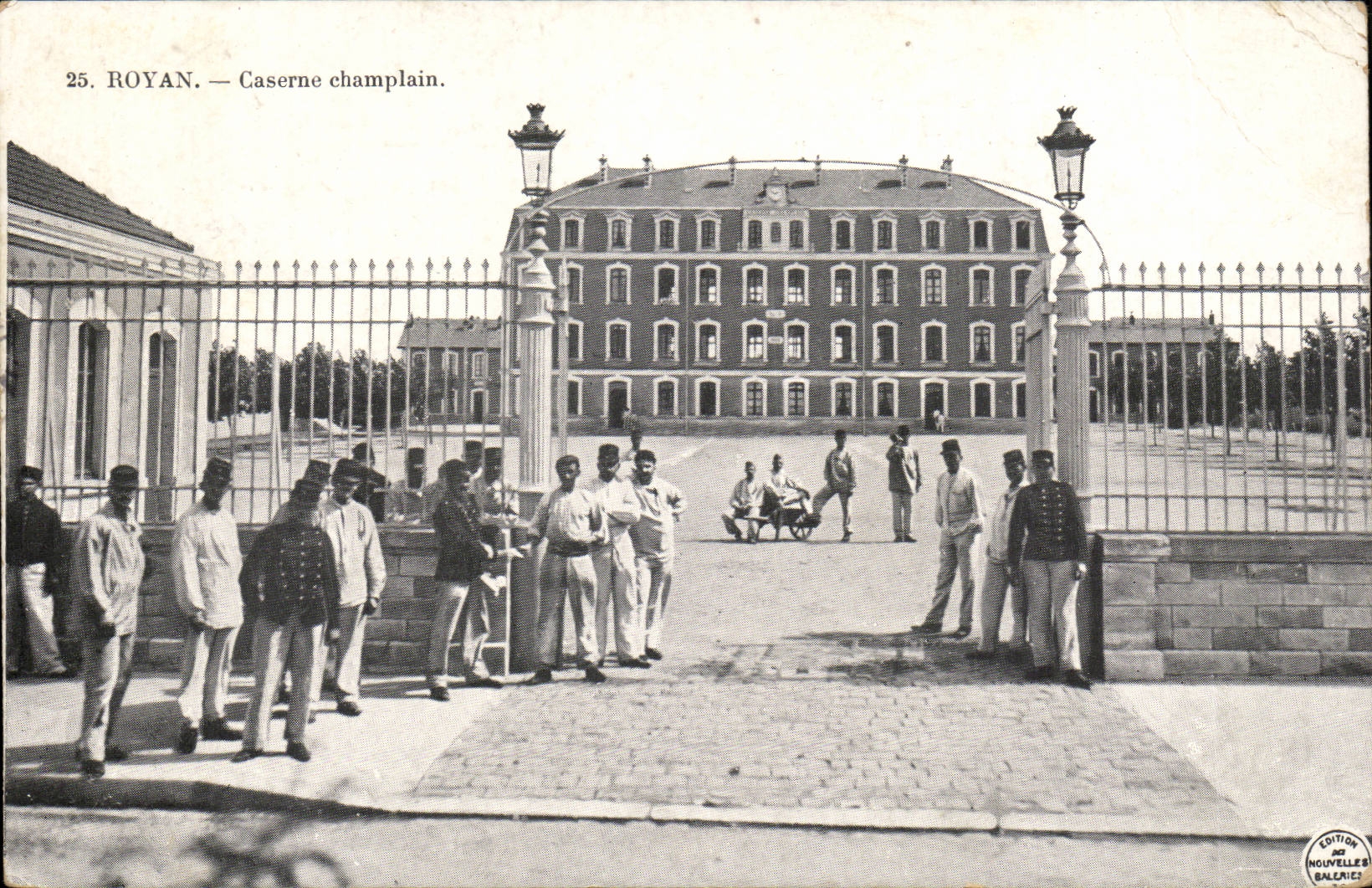 Royan CPA Caserne Champlain (militaires militaria)