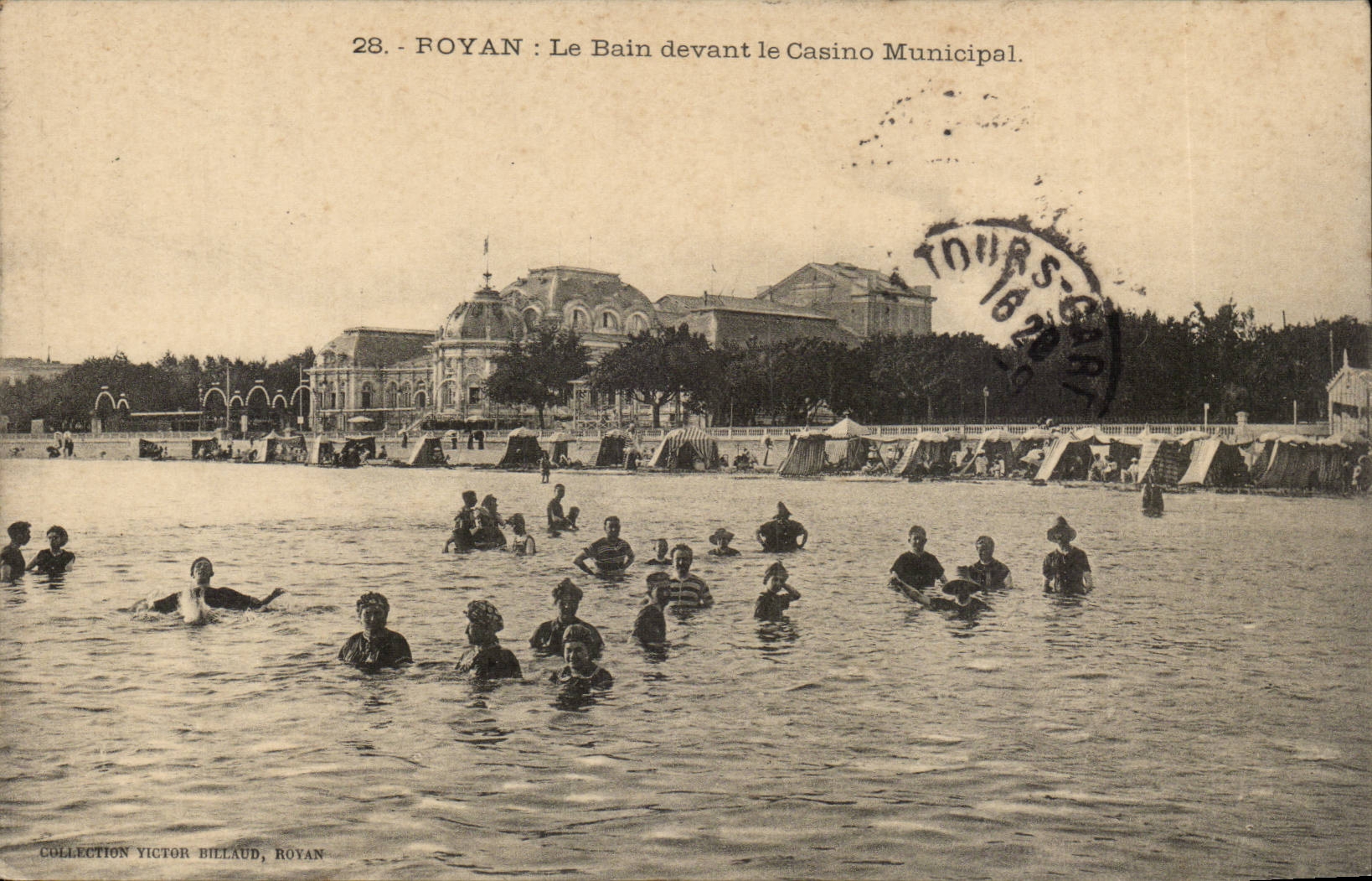Royan CPA Le bain devant le casino municipal
