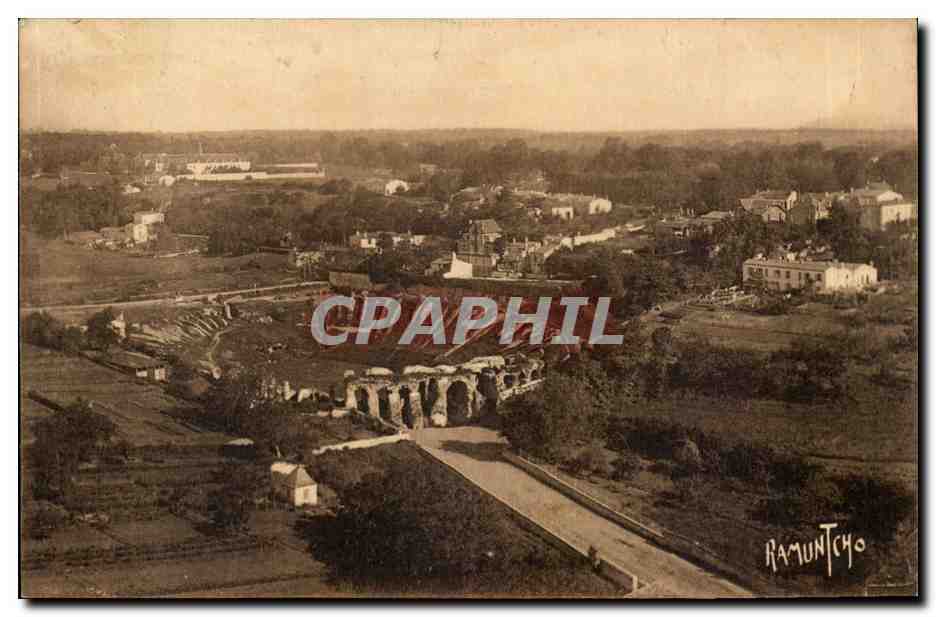 Saintes CPA Vue panoramique des arenes gallo romaines