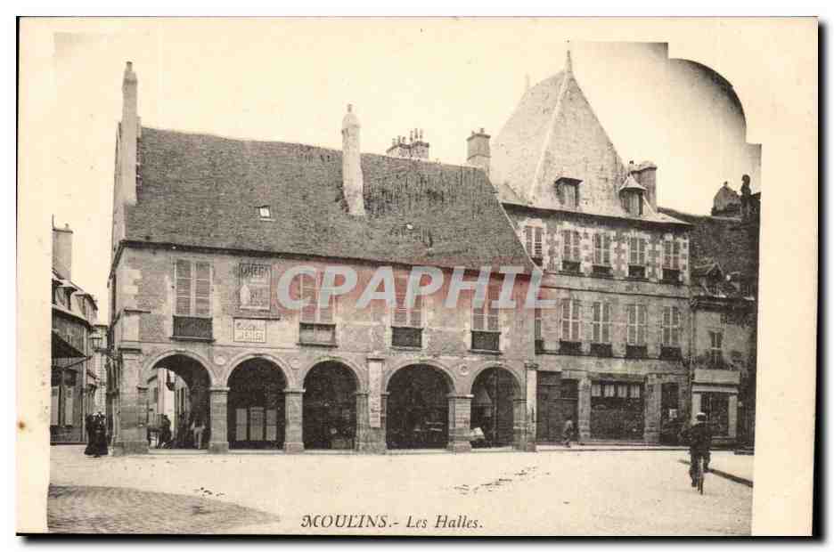 Moulin - Les Halles — vue de la place avec arcades et bâtiments historiques