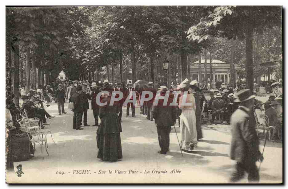 Vichy - Sur le Vieux Parc - La Grande Allée — CPAPHIL n°609