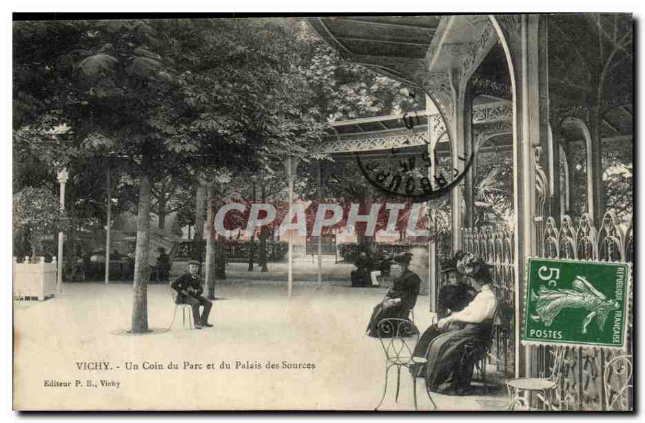 Vichy CPA Un coin du parc et du palais des sources