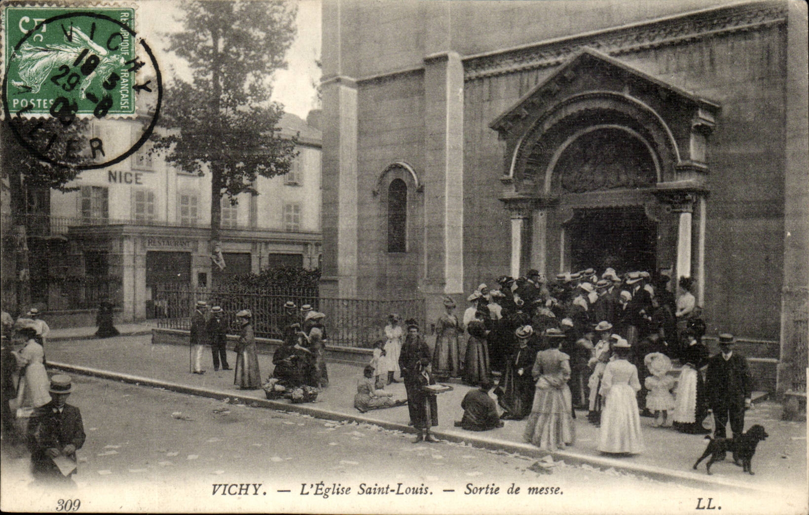 Vichy — L'Église Saint-Louis — Sortie de messe. LL. n° 309