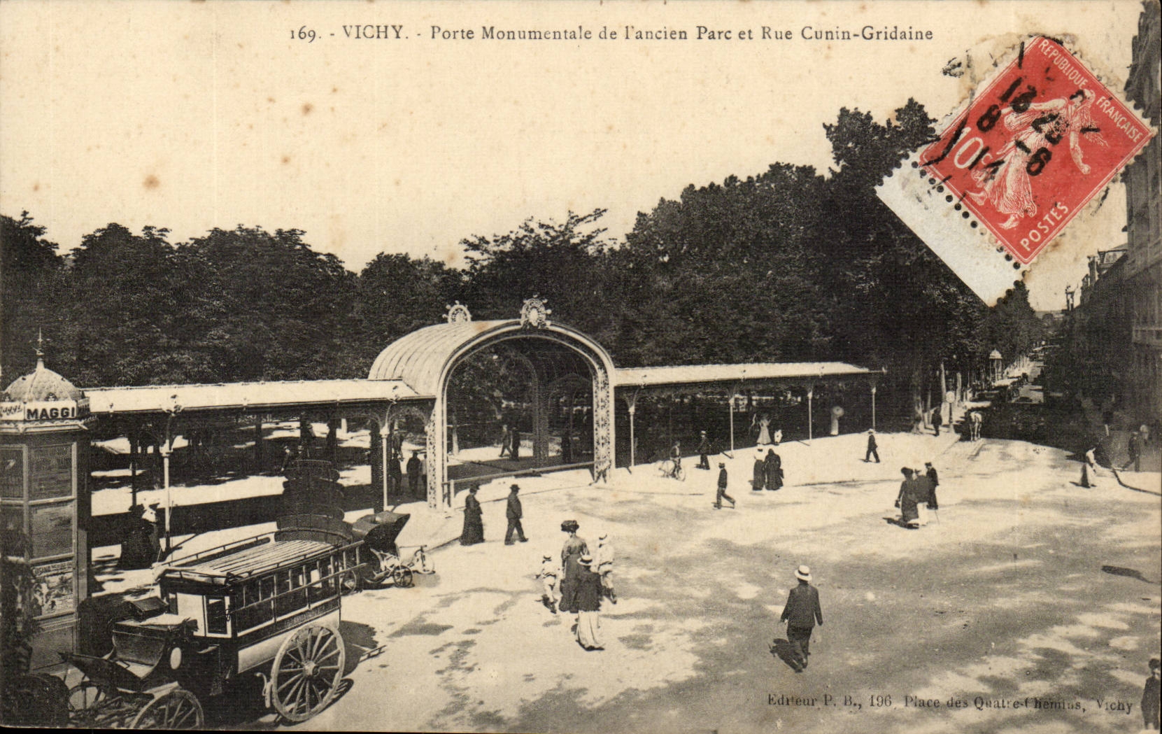 Vichy CPA Porte monumentale de l'ancien parc et rue Cunin Gridaine