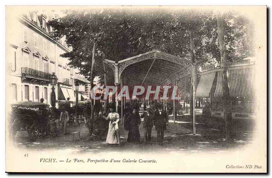 Vichy CPA Le parc perspective d'une galerie couverte