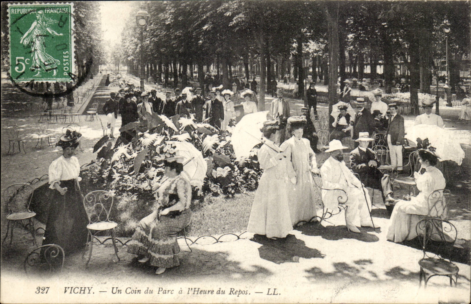 Vichy — Un Coin du Parc à l'Heure du Repos — LL. n°397