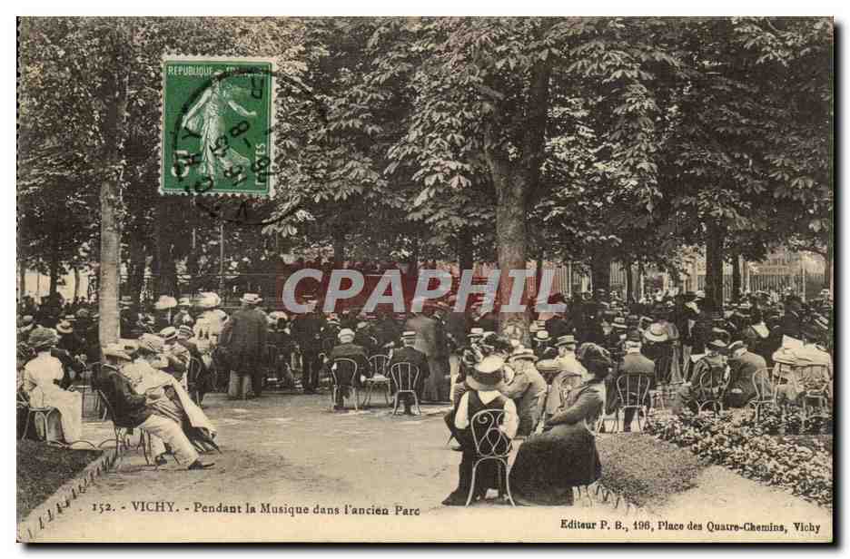 Vichy CPA Pendant la musique dans l'ancien parc