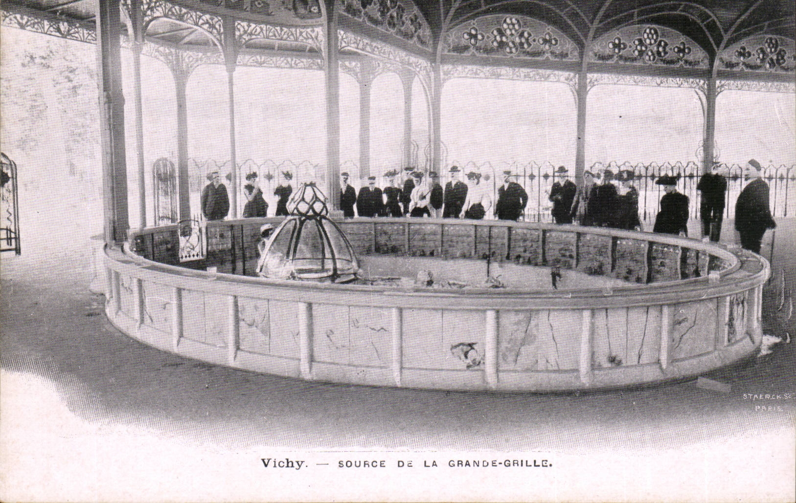 Vichy CPA Source de la grande grille
