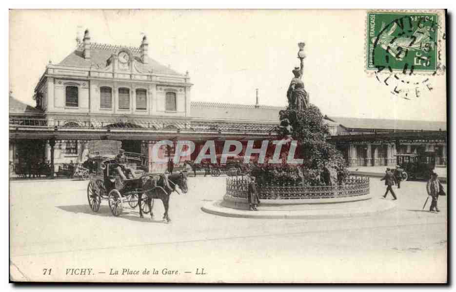 Vichy CPA La place de la gare