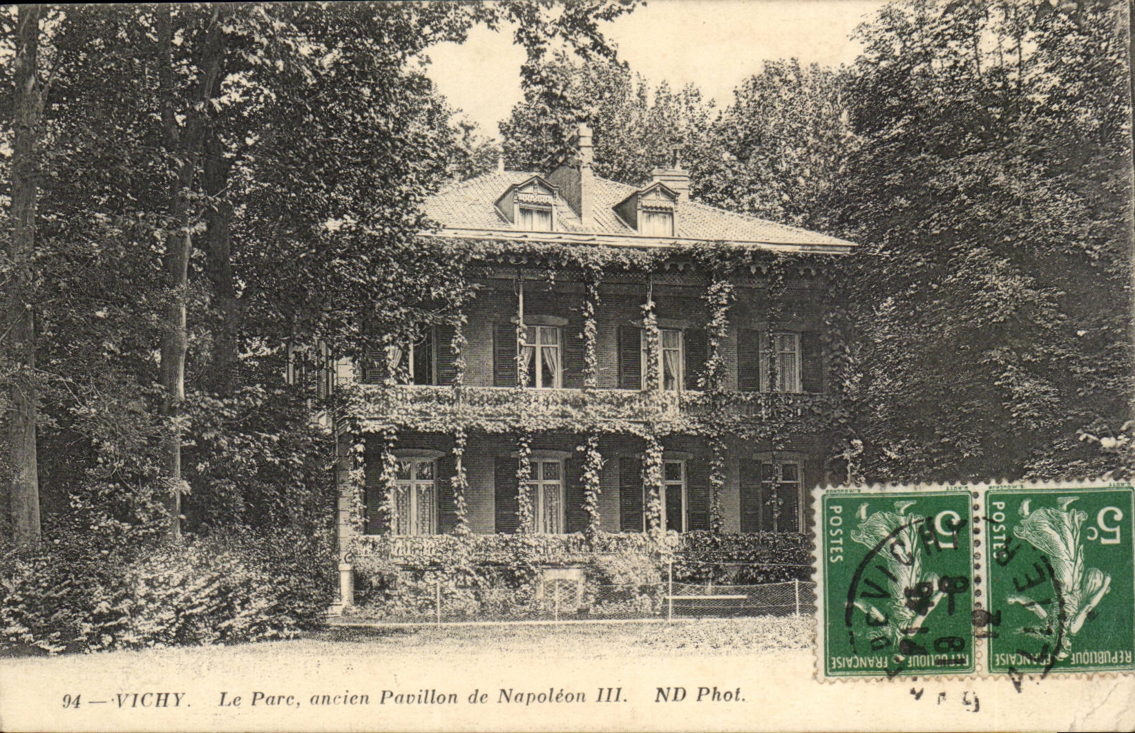 Vichy CPA Le parc ancien pavillon de Napoleon III