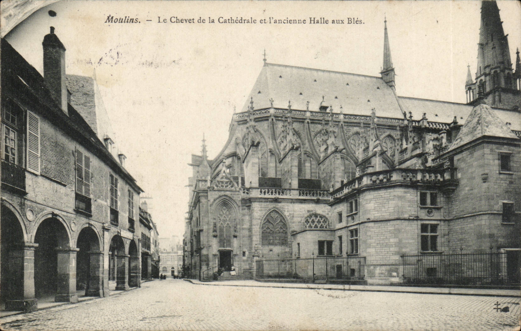 Moulins CPA Le chevet de la cathedrale et l'ancienne halle aux bles