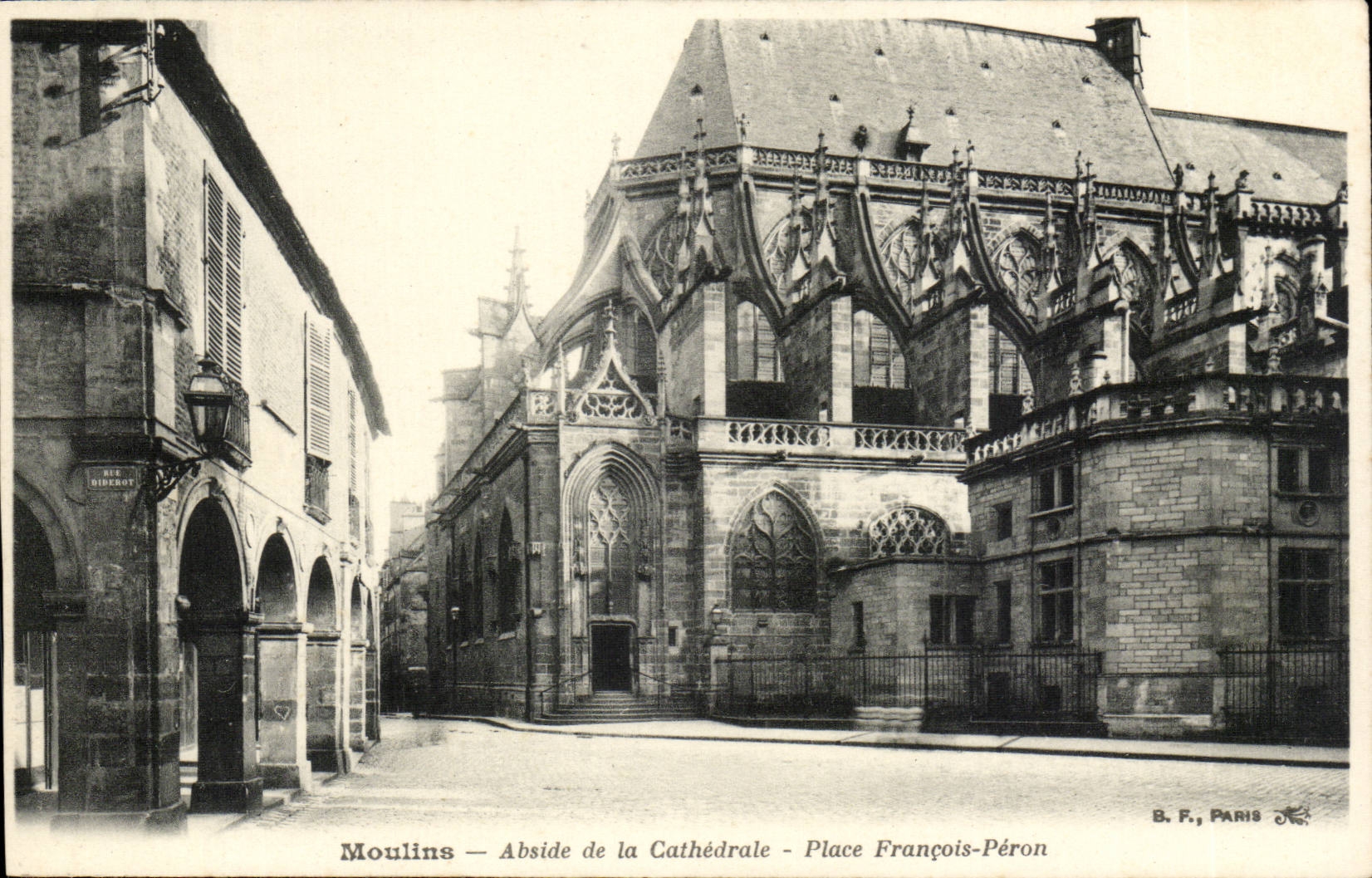 Moulins cPA Abside de la cathedrale Place francois Peron