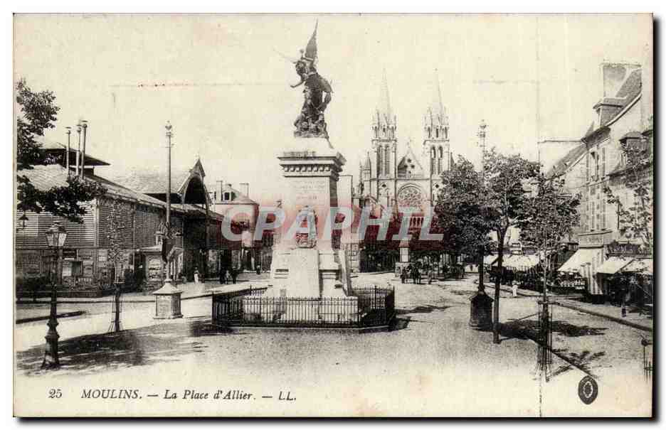 Moulins CPA La place d'Allier