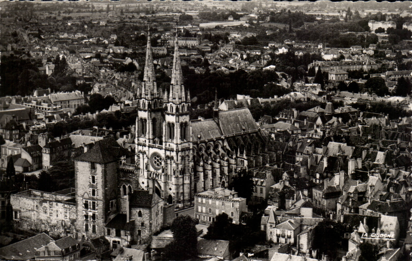 Moulins CPA Vue aerienne sur le mal coifee et la cathedrale