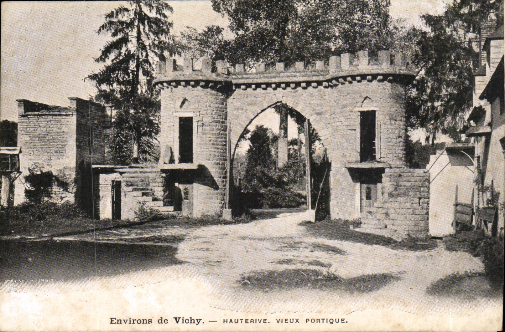 Environs de Vichy — Hauterive. Vieux Portique.