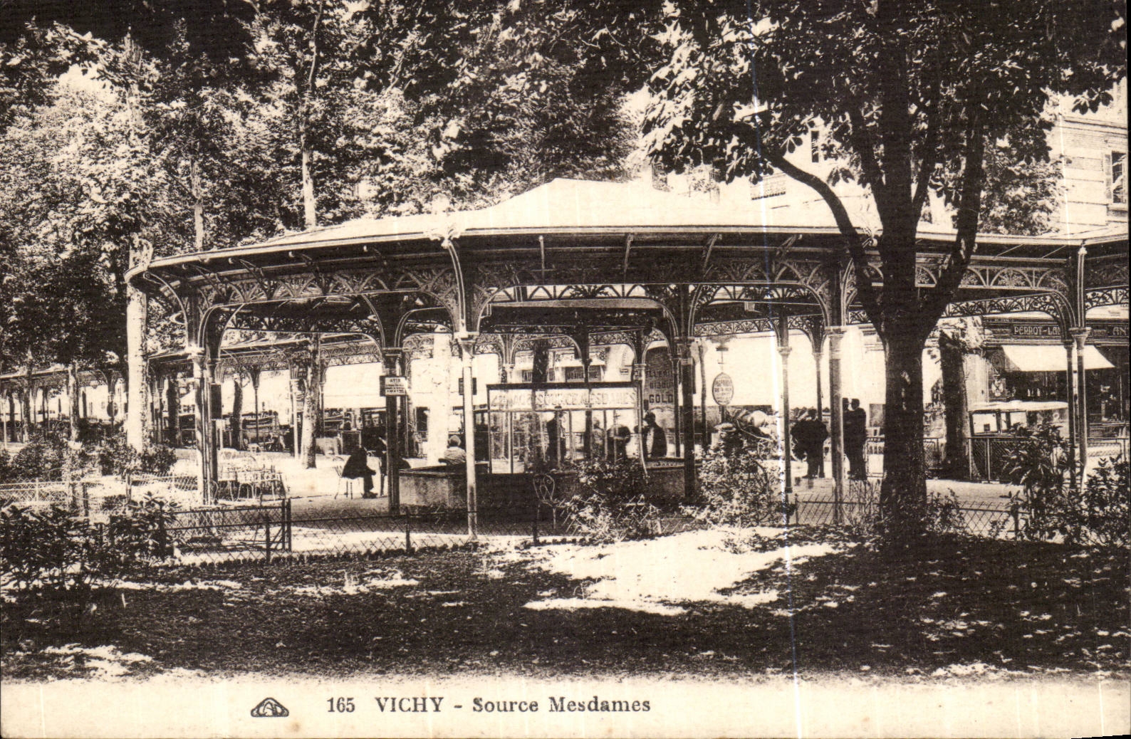 Vichy CPA Source Mesdames