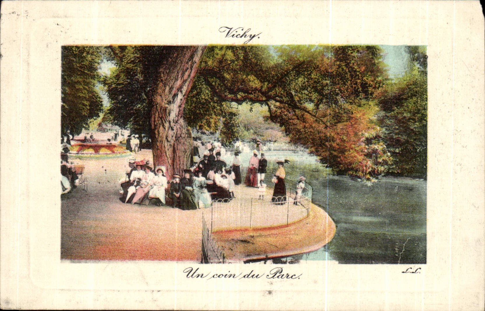 Vichy CPA Un coin du parc