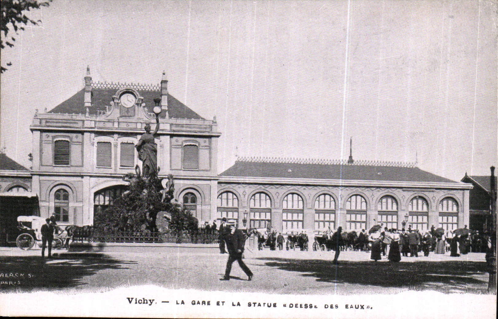 Vichy CPA La gare et la statue Deesse des eaux
