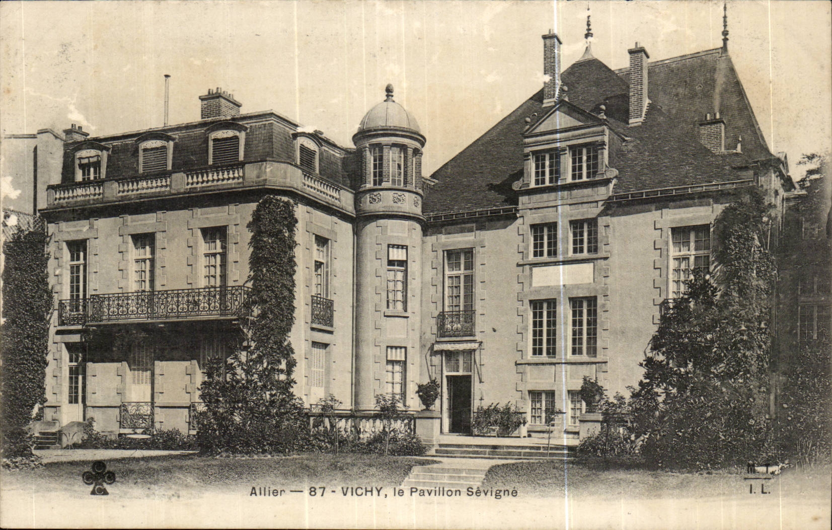 Vichy CPA La maison de Madame de Sevigne