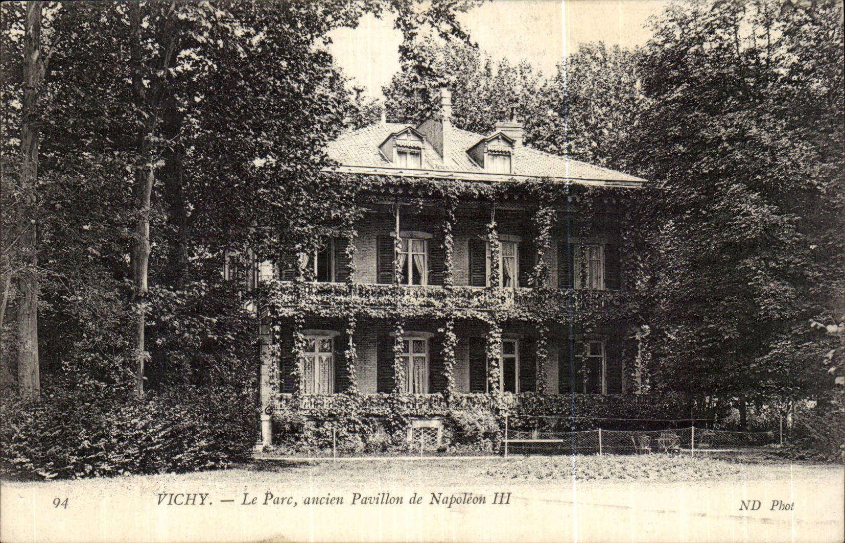 Vichy CPA Le parc Ancien pavillon de Napoleon III
