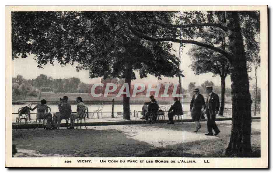 Vichy CPA Un coin du parc et les bords de l'allier
