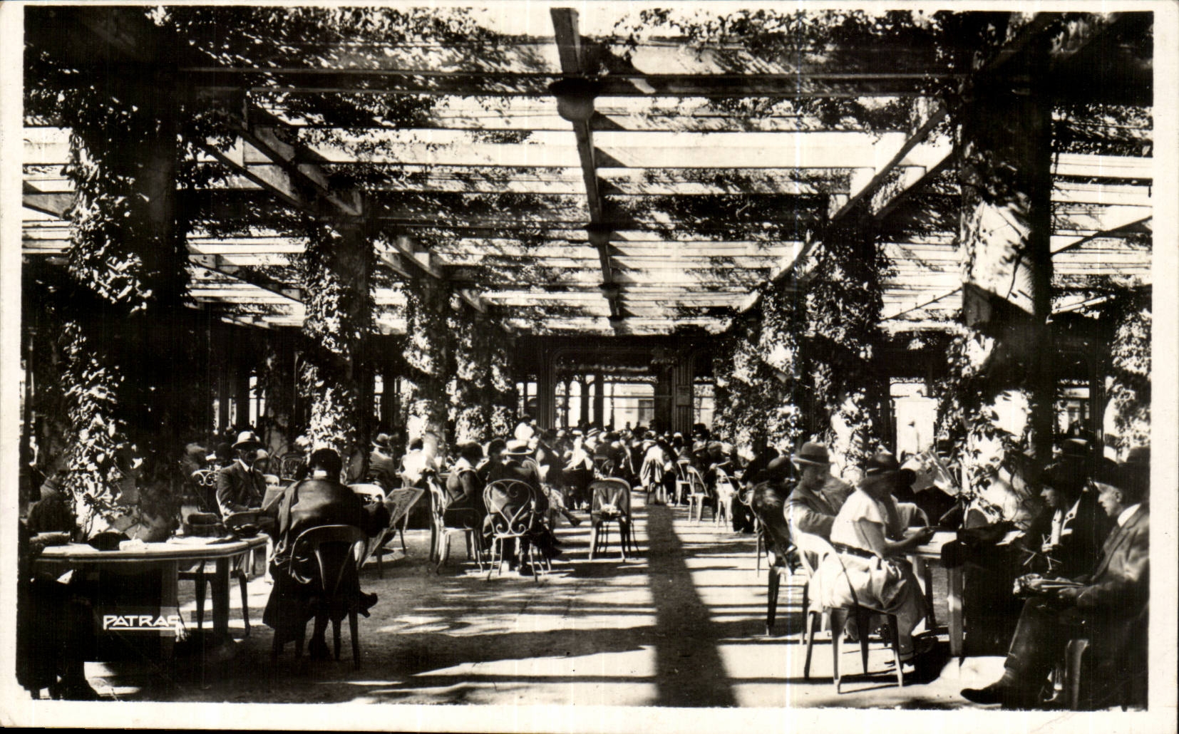 Vichy CPA Sous les pergolas