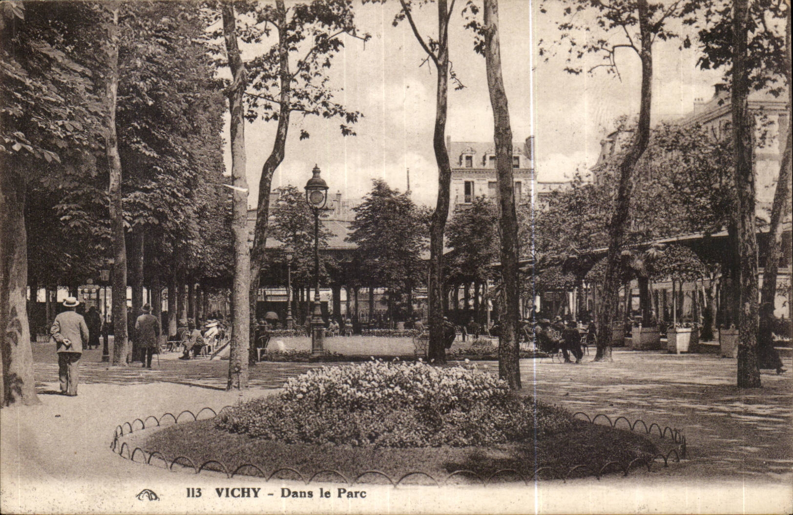 Vichy CPA Dans le parc