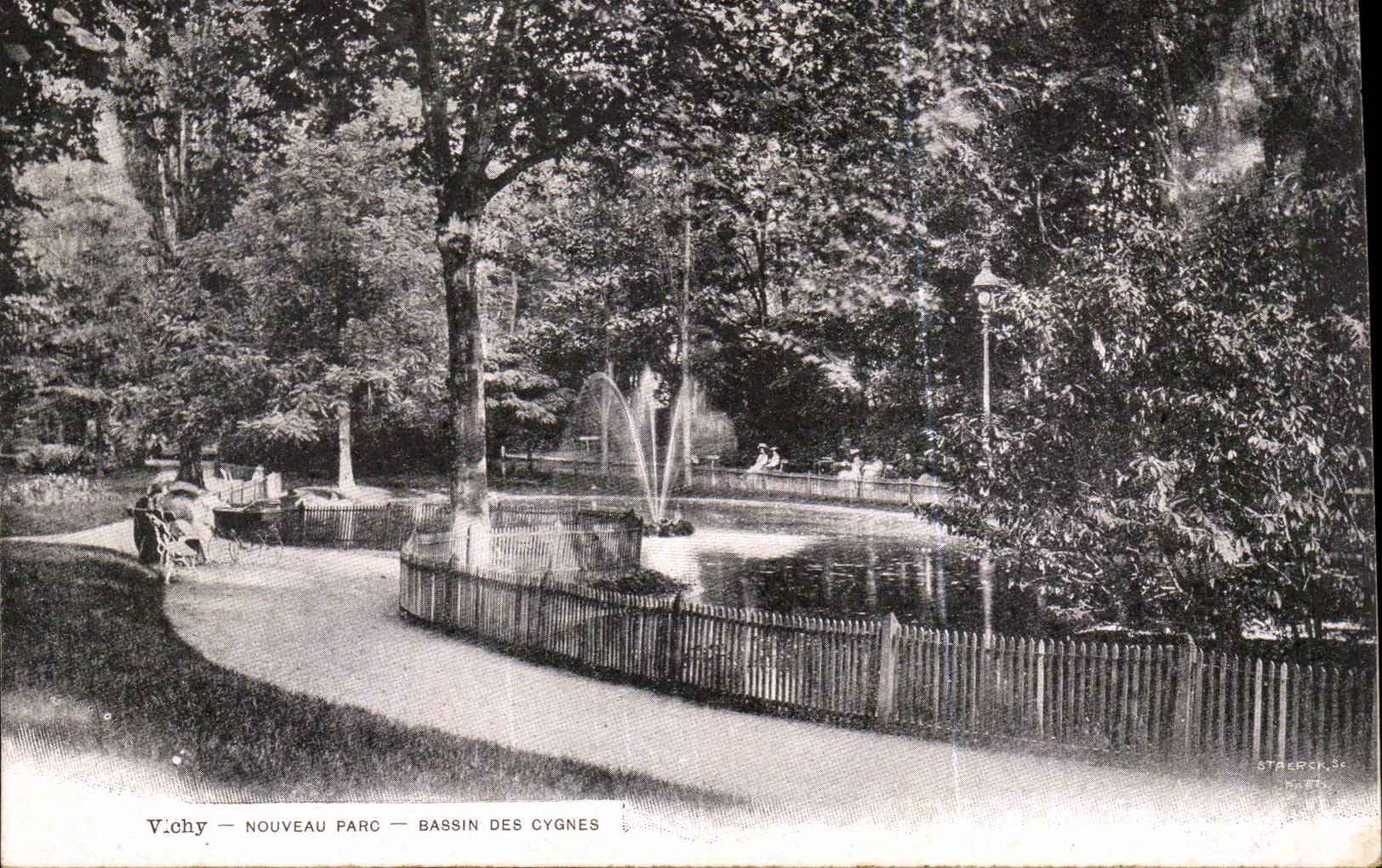 Vichy CPA Le bassin des cygnes (swan)