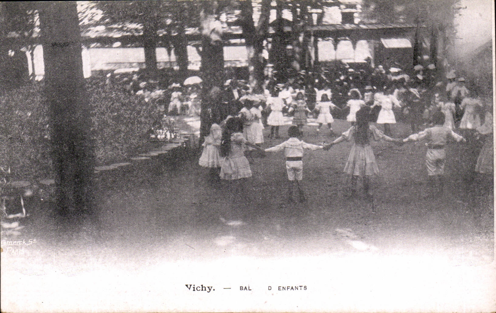 Vichy CPA Enfants Bal