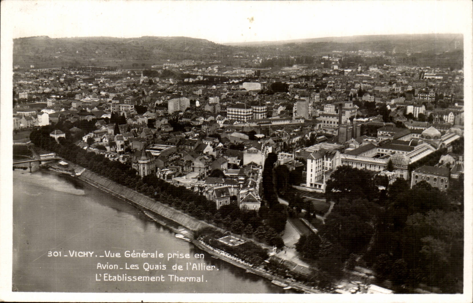 Vichy CPA Vue generale prise en avion Les quais de l'allier l'etablissement thermal