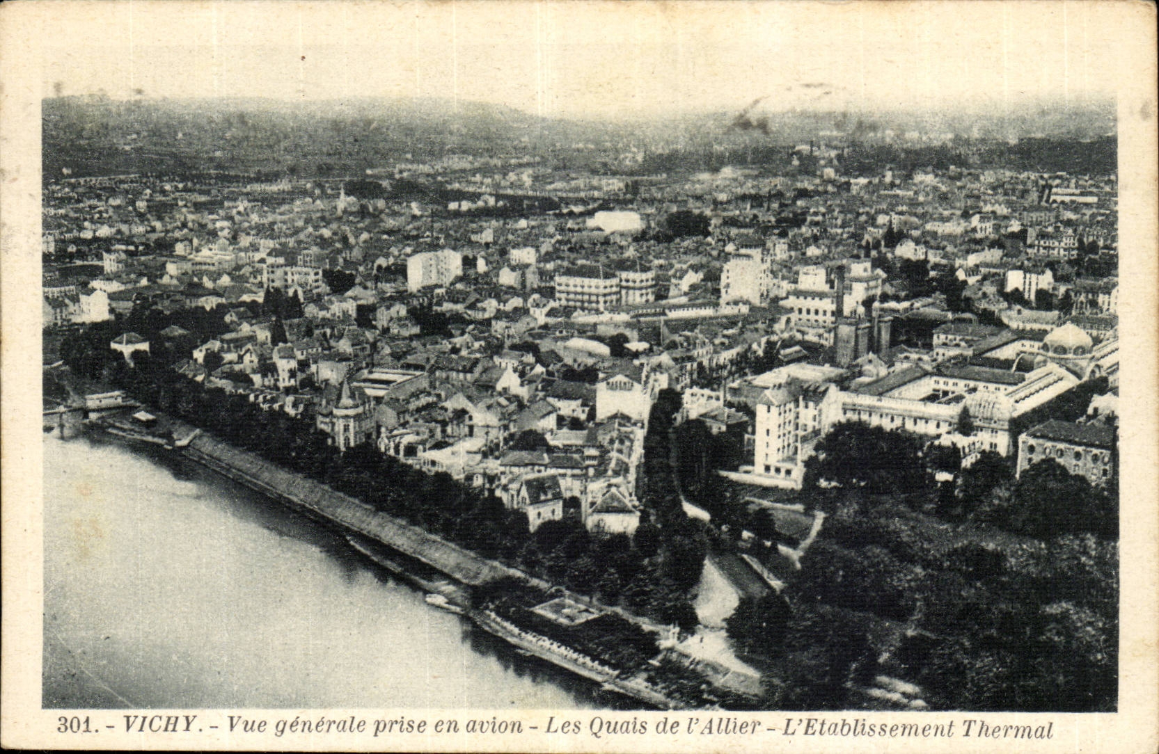 Vichy CPA Vue generale prise en avion Les quais de l'allier l'etablissement thermal