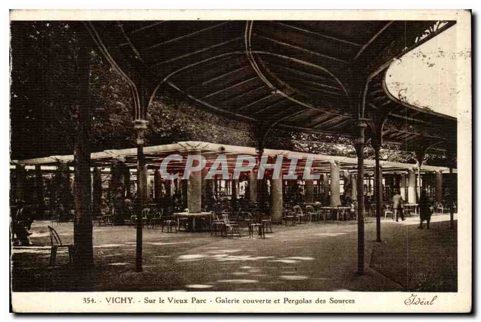 Vichy CPA sur le vieux parc Galerie couverte et pergolas des sources