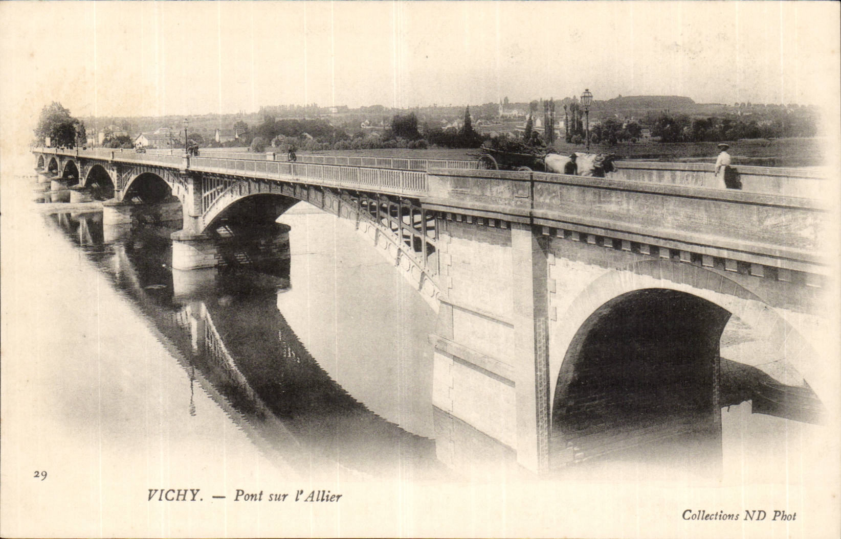 Vichy CPA Pont sur l'allier (charette a boeufs)