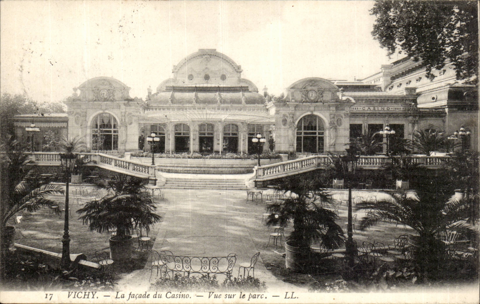 Vichy CPA La facade du casino Vue sur le parc