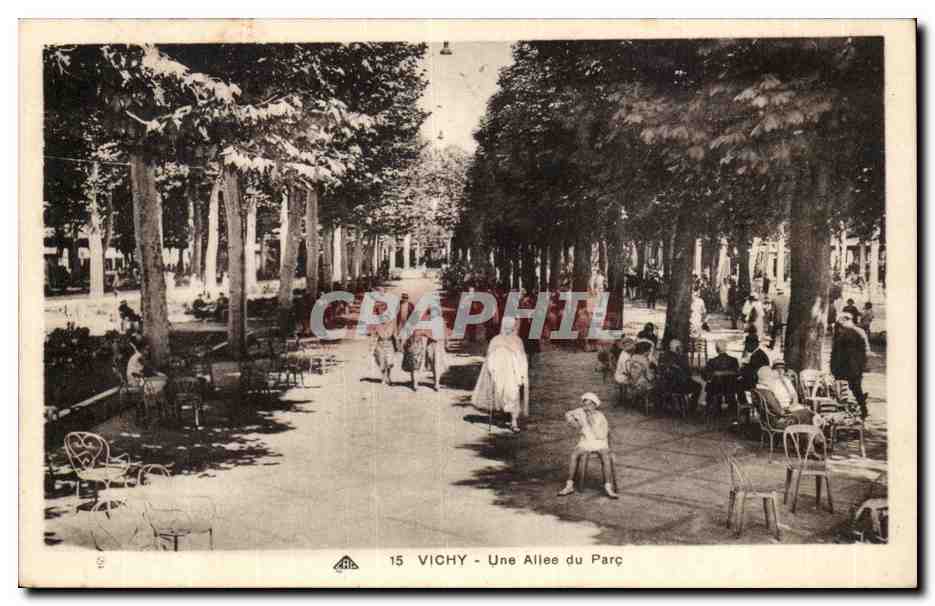 Vichy CPA Une allee du parc