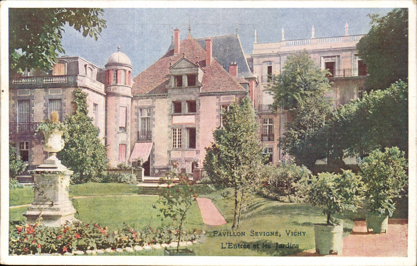 Pavillon Sevigné, Vichy — L'Entrée et les Jardins