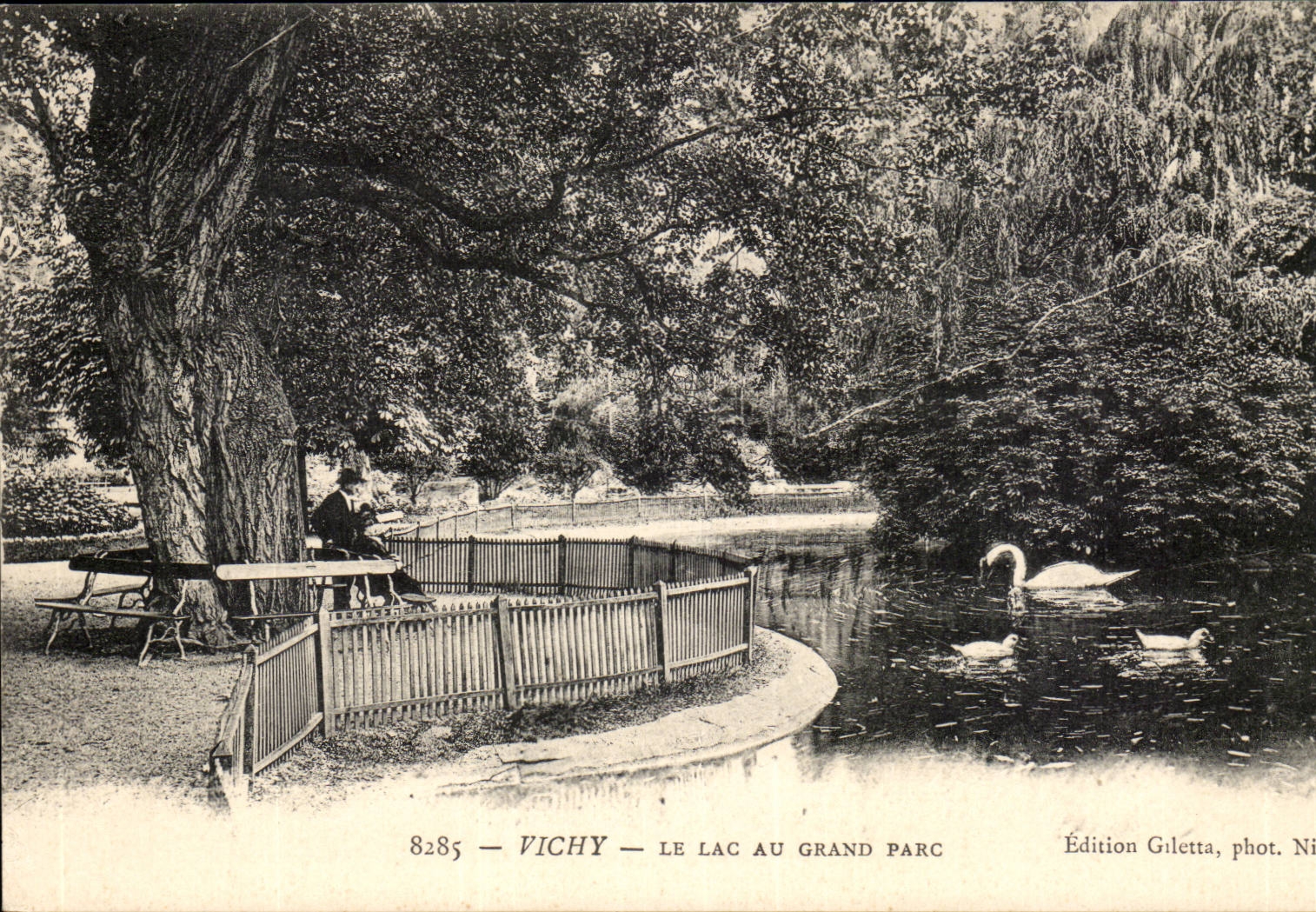 Vichy CPA Le lac au grand parc