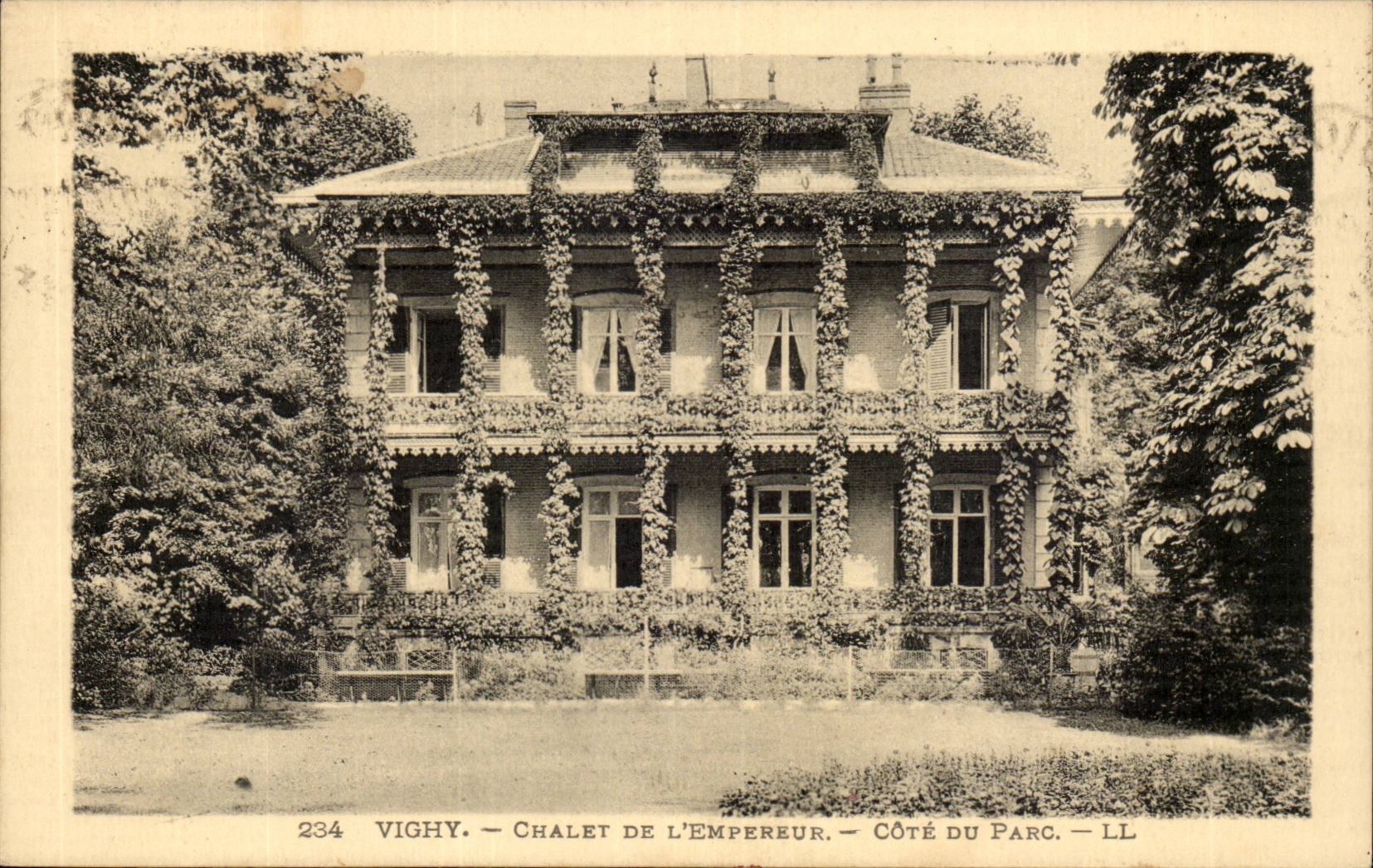 Vichy CPA Chalet de l'empereur Cote du parc