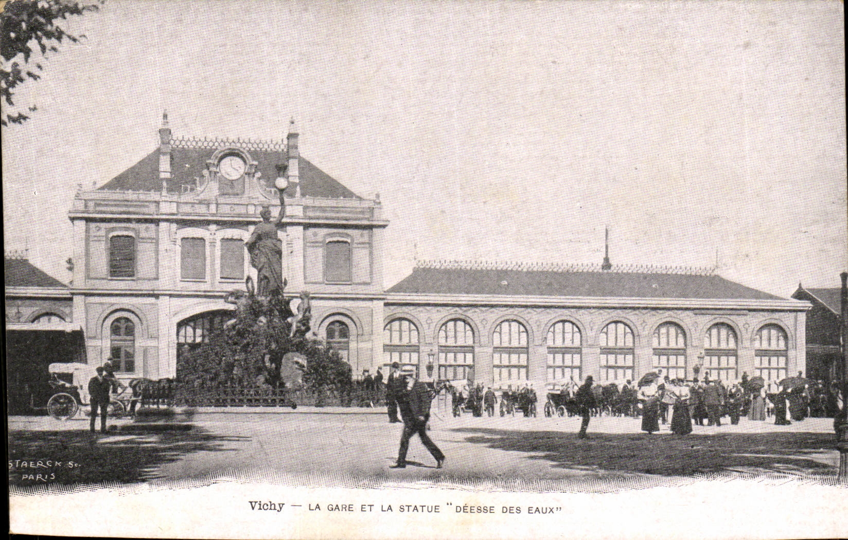 Vichy — La gare et la statue "Déesse des Eaux"