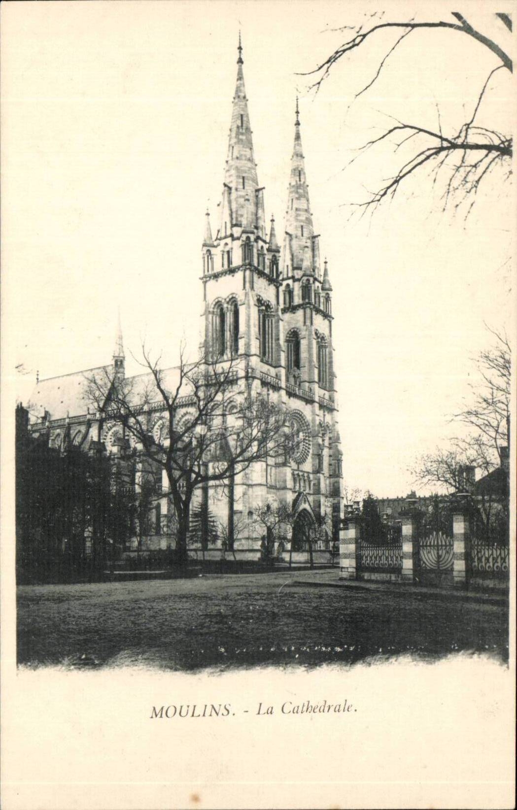 Moulins CPA La cathedrale