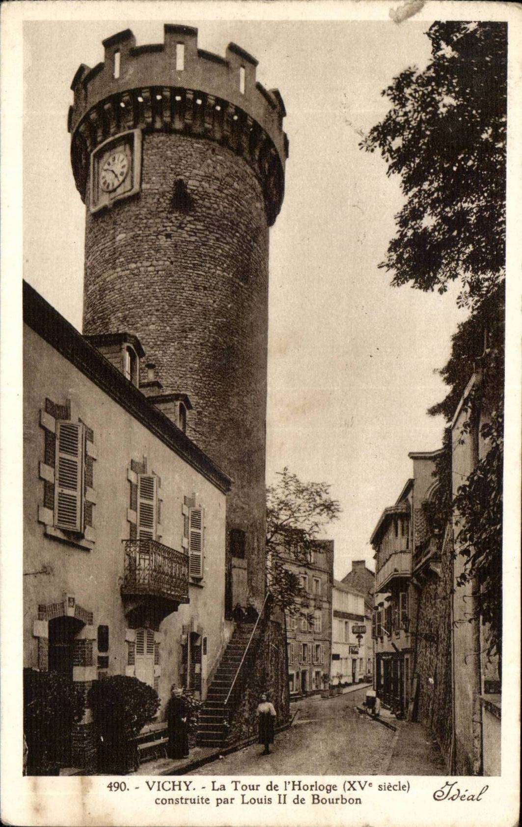 Vichy CPA La tour de l'horloge construite par Louis II de Bourbon