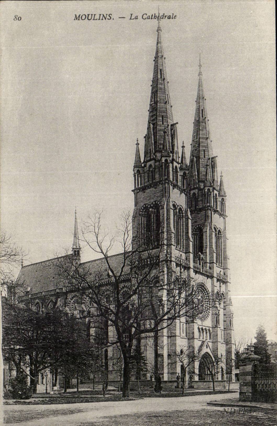 Moulins CPA La cathedrale