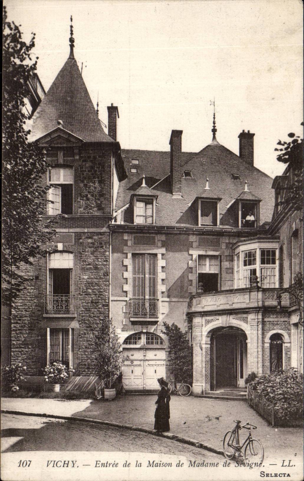 Vichy CPA Entree de la maison de Madame de Sevigne